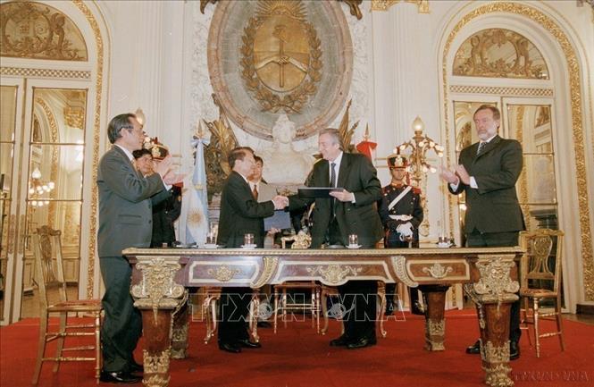 Chủ tịch nước Trần Đức Lương và Tổng thống Argentina Néstor Carlos Kirchner ký Tuyên bố chung (22/11/2004). Ảnh: Nguyễn Khang/TTXVN