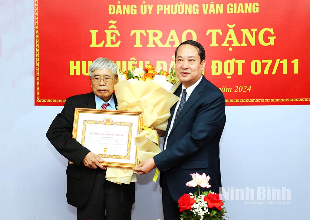 Đồng chí Mai Văn Tuất, Phó Bí thư Thường trực Tỉnh ủy, Chủ tịch HĐND tỉnh trao Huy hiệu 60 năm tuổi Đảng cho đồng chí Nguyễn Thanh Túc. Ảnh: Đức Lam