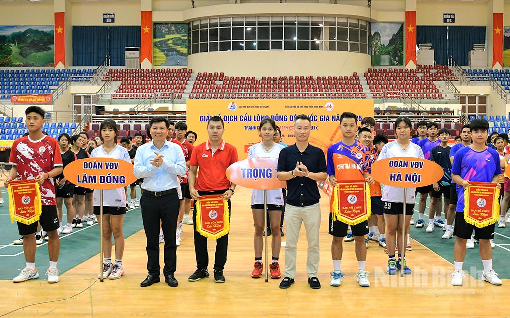 Ban Tổ chức trao Cờ lưu niệm cho các đoàn tham gia giải.