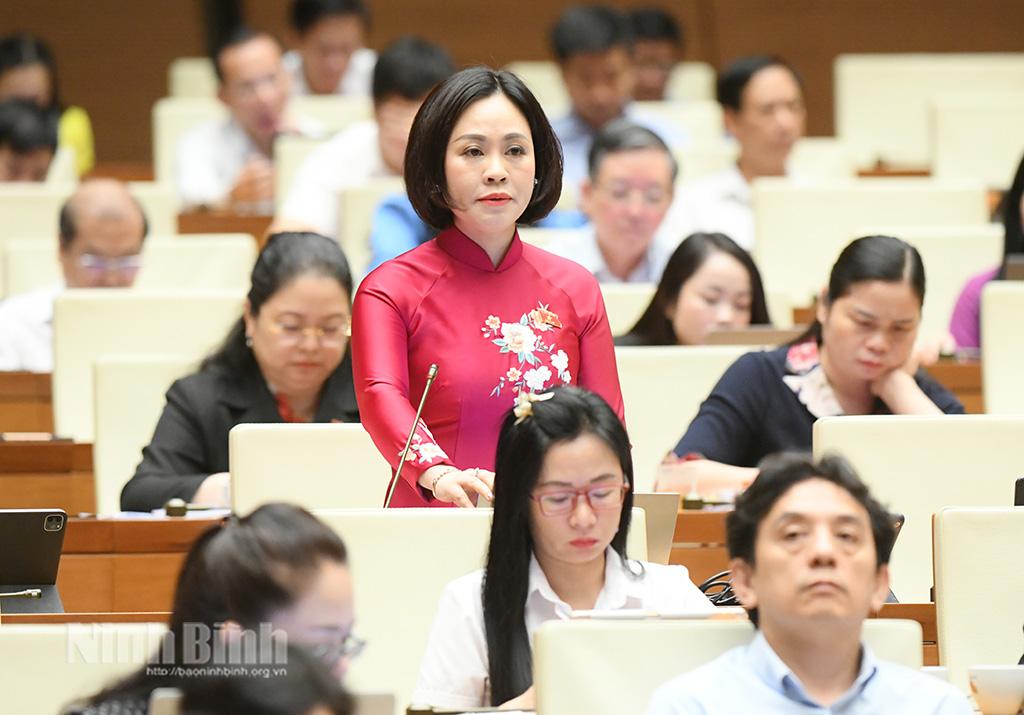 Đại biểu Trần Thị Hồng Thanh, Tỉnh uỷ viên, Phó Trưởng Đoàn ĐBQH tỉnh tham gia thảo luận tại hội trường về dự án Luật Ngân sách nhà nước (sửa đổi).