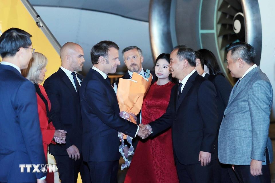 Tổng thống Pháp Emmanuel Macron và Phu nhân đến Hà Nội, bắt đầu chuyến thăm cấp Nhà nước tới Việt Nam. (Ảnh: TTXVN)