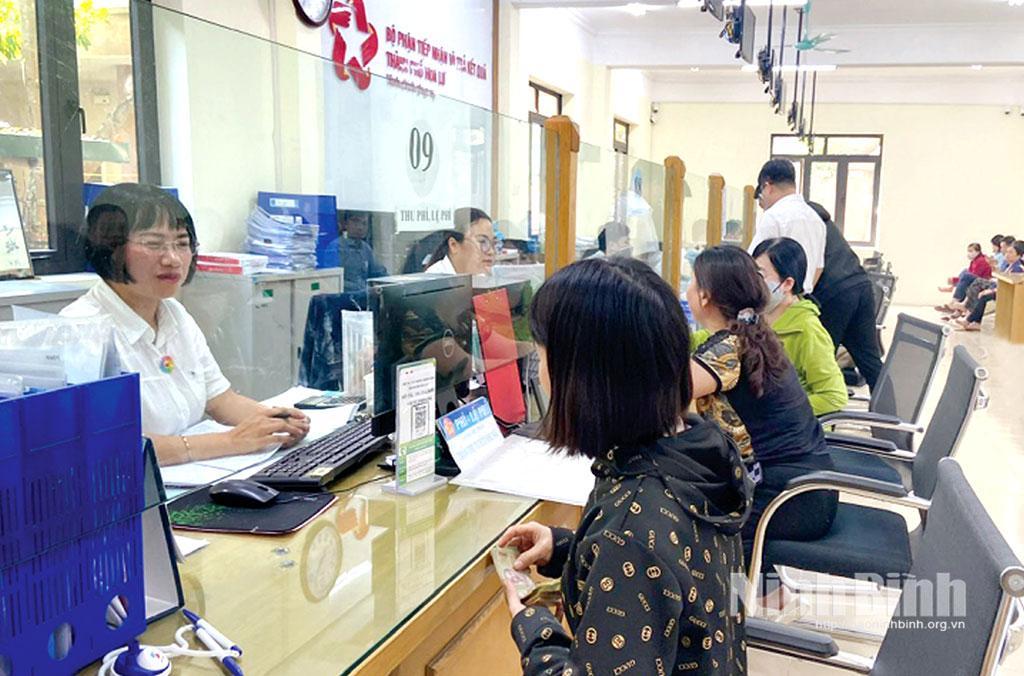 Bộ phận Tiếp nhận và trả kết quả thành phố Hoa Lư.