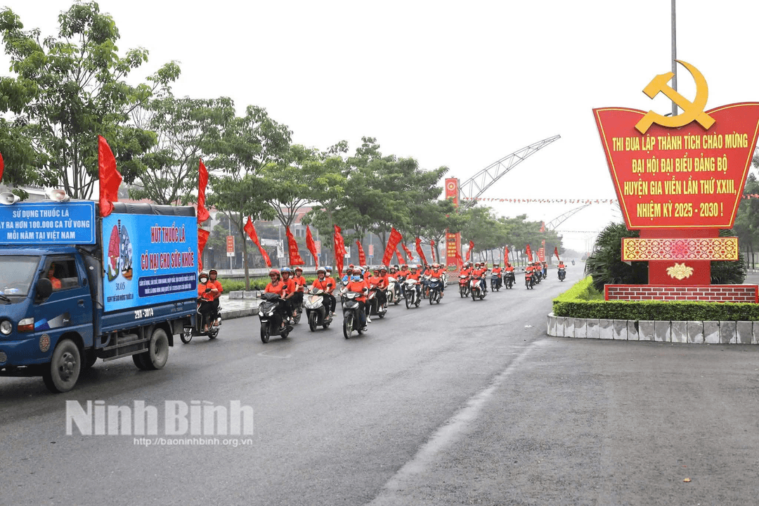 Truyền thông lưu động phòng, chống tác hại của thuốc lá tại các tuyến đường trên địa bàn huyện Gia Viễn.