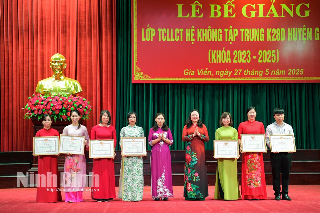 Lãnh đạo Trường Chính trị tỉnh và huyện Gia Viễn khen thưởng cho học viên đạt kết quả học tập xuất sắc.