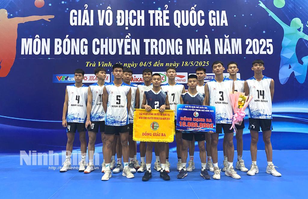 Đội nam trẻ LPBank Ninh Bình giành vị trí đồng giải ba tại Giải vô địch trẻ quốc gia môn bóng chuyền năm 2025. Ảnh: Trung tâm Thể thao tỉnh.