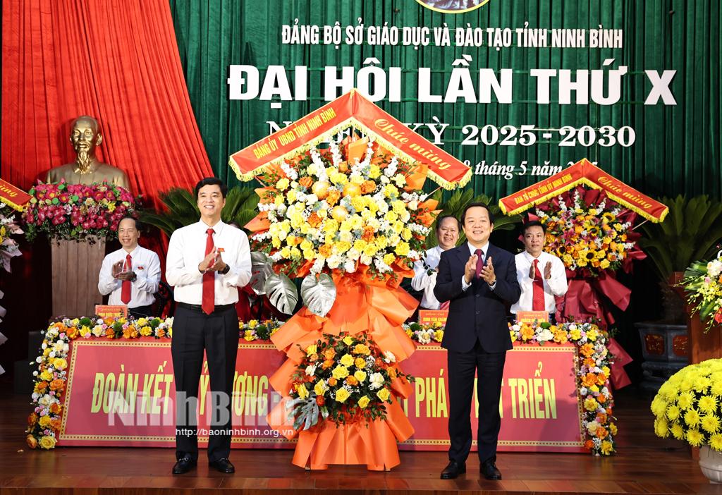 Đồng chí Phạm Quang Ngọc, Phó Bí thư Tỉnh ủy, Bí thư Đảng ủy UBND tỉnh, Chủ tịch UBND tỉnh tặng hoa chúc mừng Đại hội.
