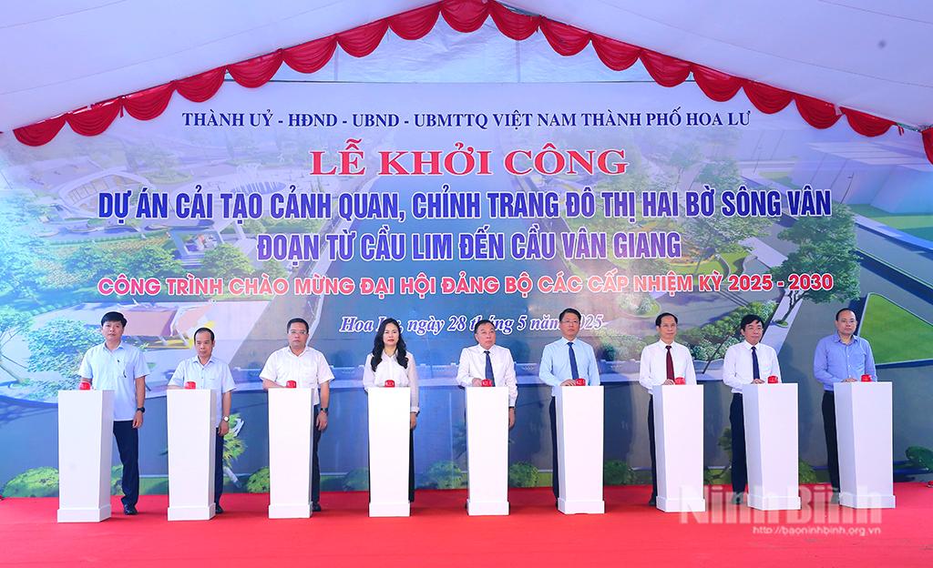 Các đại biểu thực hiện nghi thức khởi công công trình cải tạo cảnh quan, chỉnh trang đô thị hai bờ sông Vân.