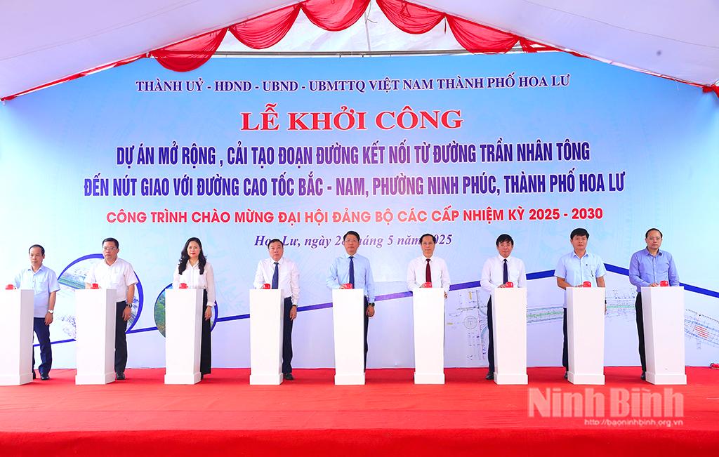 Các đại biểu thực hiện nghi thức bấm nút khởi công Dự án mở rộng, cải tạo đoạn đường kết nối từ đường Trần Nhân Tông đến nút giao với đường cao tốc Bắc-Nam, phường Ninh Phúc.