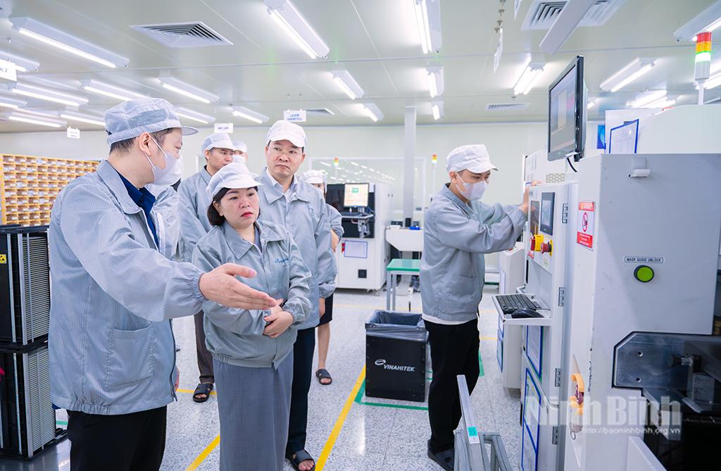 Đoàn kiểm tra thực tế tại Công ty TNHH Vina Hitek.