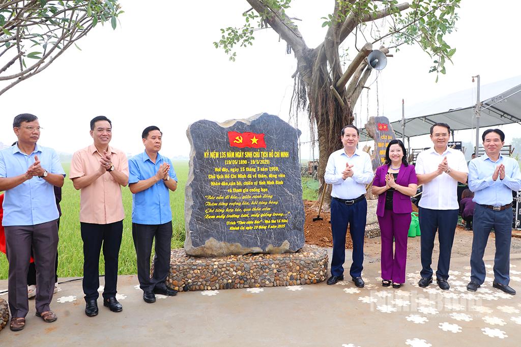 Đồng chí Mai Văn Tuất, Phó Bí thư Thường trực Tỉnh ủy, Chủ tịch HĐND tỉnh và các đại biểu gắn biển công trình tại cánh đồng Chằm, xã Khánh Cư.