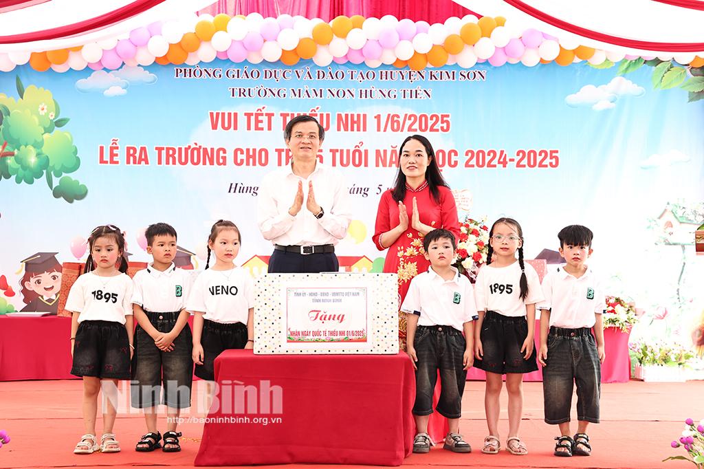 Đồng chí Đoàn Minh Huấn, Ủy viên Trung ương Đảng, Bí thư Tỉnh ủy tặng quà các cháu thiếu nhi Trường Mầm non xã Hùng Tiến (huyện Kim Sơn). Ảnh: Minh Quang