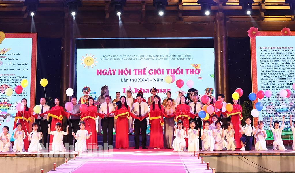 Các đại biểu cắt băng khai mạc Ngày hội.