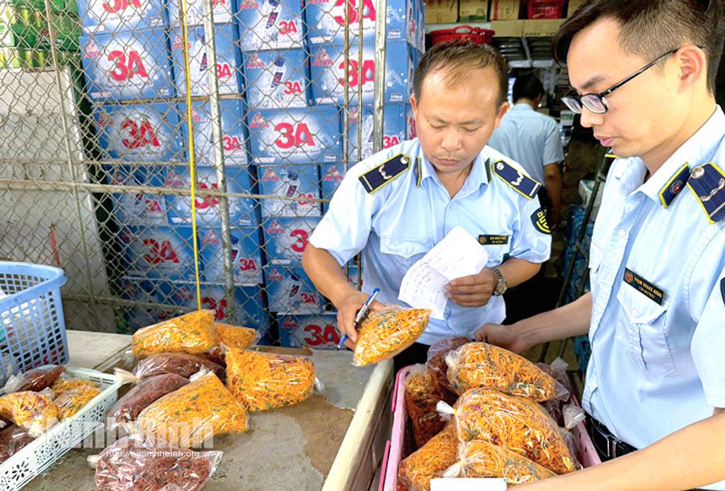 Đội Quản lý thị trường số 4, Chi cục Quản lý thị trường tỉnh kiểm tra tại Cửa hàng kinh doanh Tính Liễu, thị trấn Phát Diệm (Kim Sơn).