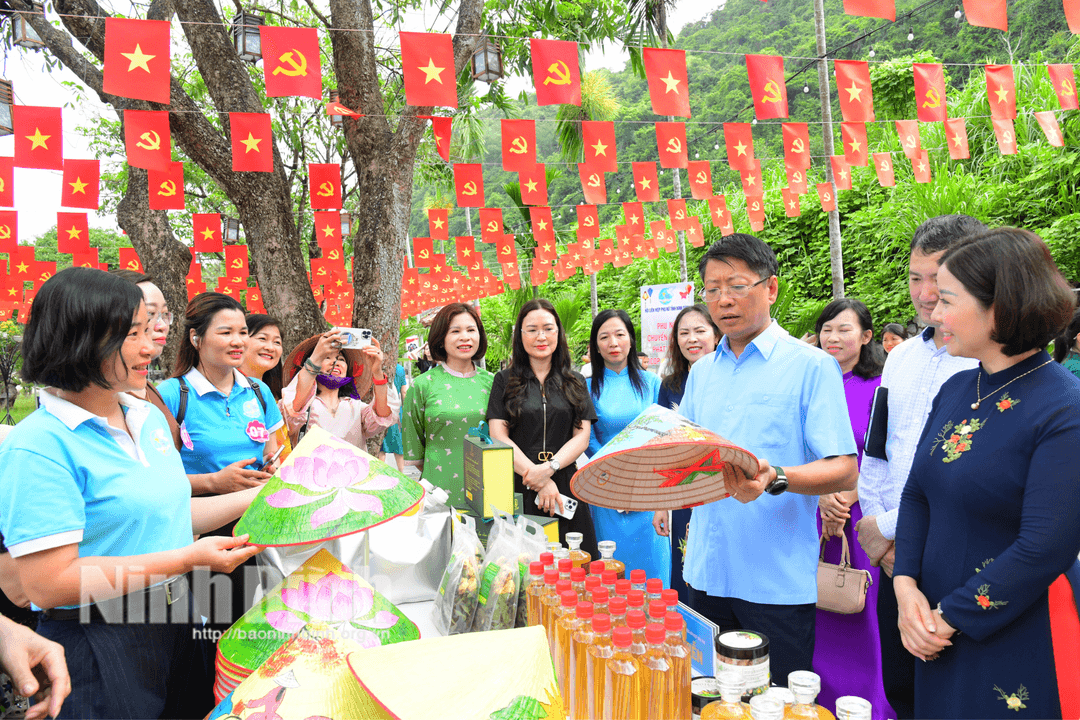Đồng chí Phó Chủ tịch UBND tỉnh Trần Song Tùng tham quan các gian hàng OCOP.