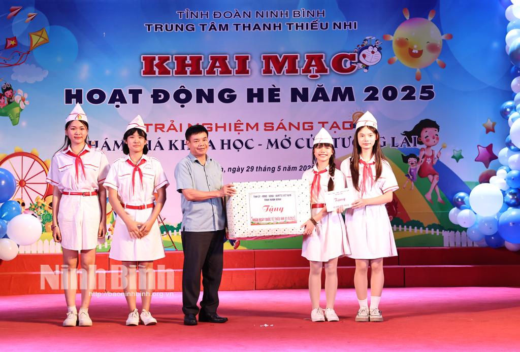 Lãnh đạo Sở Y tế tặng quà cho các em thiếu niên, nhi đồng tại Trung tâm Thanh, thiếu nhi tỉnh.