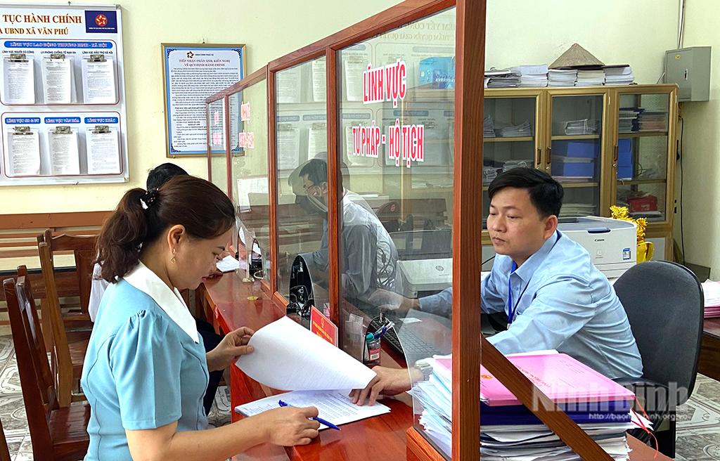 Công chức Bộ phận Tiếp nhận và Trả kết quả xã Văn Phú (Nho Quan) hướng dẫn công dân thực hiện các thủ tục hành chính.