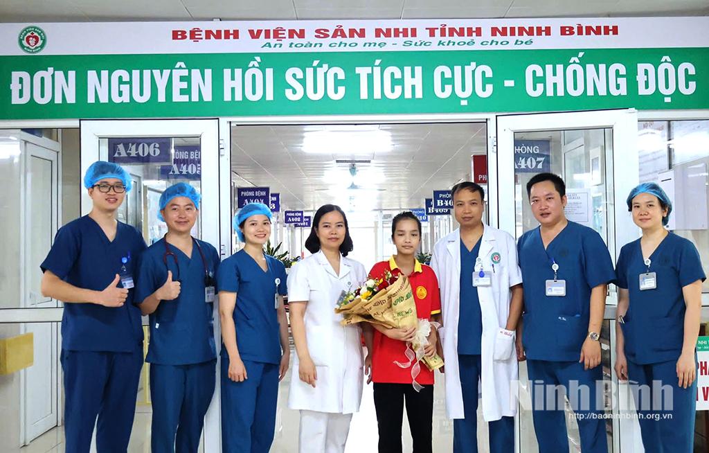 Lãnh đạo, các y, bác sĩ Bệnh viện Sản Nhi Ninh Bình chúc mừng bệnh nhi được ra viện. Ảnh: Bệnh viện cung cấp.