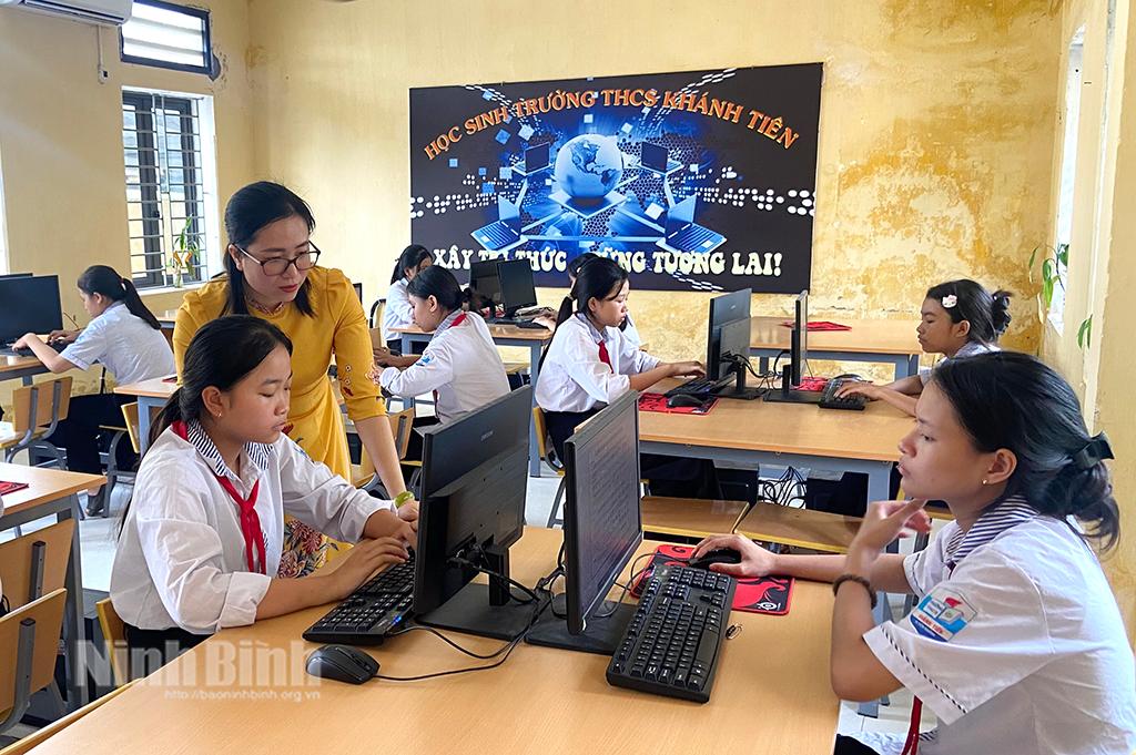 Giáo viên Trường THCS Khánh Tiên (Yên Khánh) hướng dẫn học sinh giao tiếp, sử dụng mạng xã hội hiệu quả.