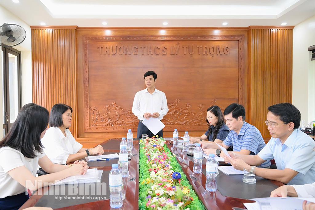 Kiểm tra công tác chuẩn bị Kỳ thi tuyển sinh lớp 10 THPT năm học 2025-2026 tại điểm thi Trường THPT Đinh Tiên Hoàng. Ảnh: Ngọc Linh