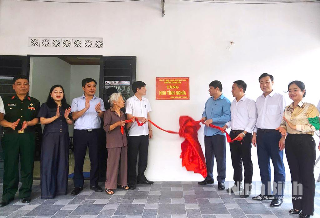 Ngôi nhà tình nghĩa của gia đình bà Nguyễn Thị Hiền (phường Trung Sơn) được xây dựng, sửa chữa từ sự hỗ trợ tích cực của các tổ chức, cá nhân, nhà hảo tâm.