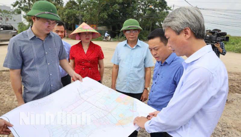 Các đồng chí lãnh đạo huyện Gia Viễn đi kiềm tra tiến độ thi công các công trình, dự án trên địa bàn.