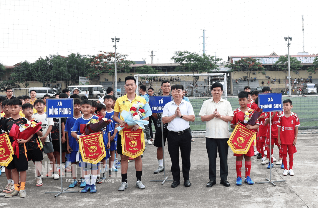 Ban tổ chức trao hoa và cờ lưu niệm cho các đơn vị tham gia Giải.