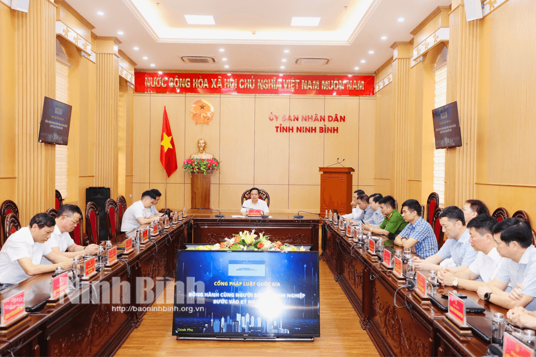 Các đại biểu dự hội nghị tại điểm cầu Ninh Bình.