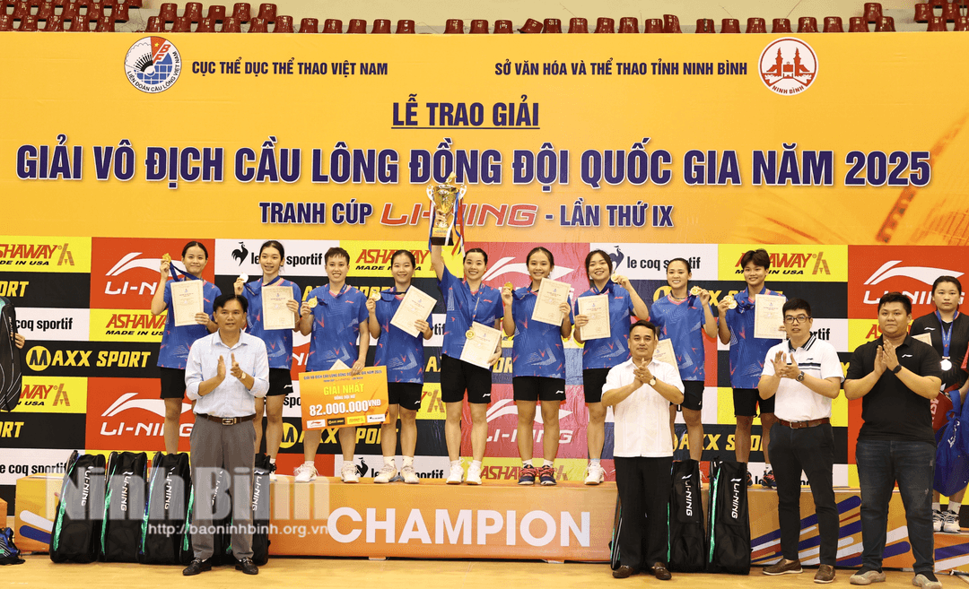 Ban tổ chức trao Cúp, phần thưởng cho đội tuyển tỉnh Đồng Nai - vô địch đồng đội nữ.