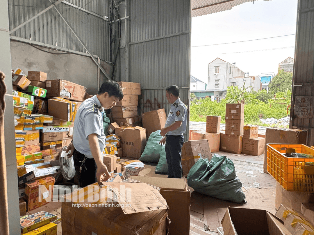 Lực lượng QLTT tỉnh kiểm tra kho hàng của hộ kinh doanh Vũ Tiến Đạt tại địa chỉ ngõ 966, đường Nguyễn Công Trứ, tổ dân phố Vườn Hoa, phường Ninh Phúc, thành phố Hoa Lư.