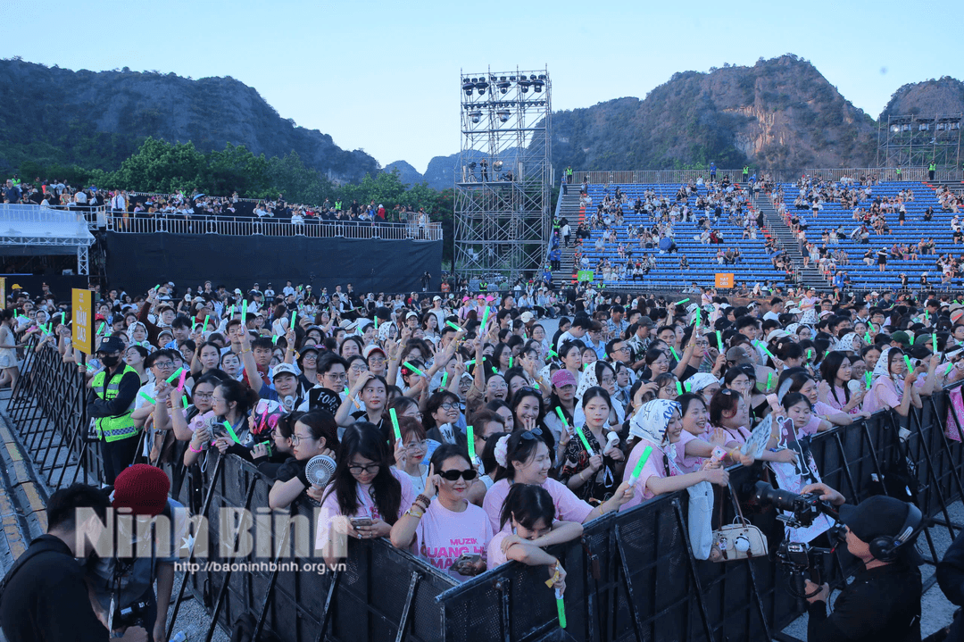Hàng chục ngàn khán giả đã có mặt từ sớm để đón chờ Lễ hội âm nhạc - sáng tạo Tràng An 2025.