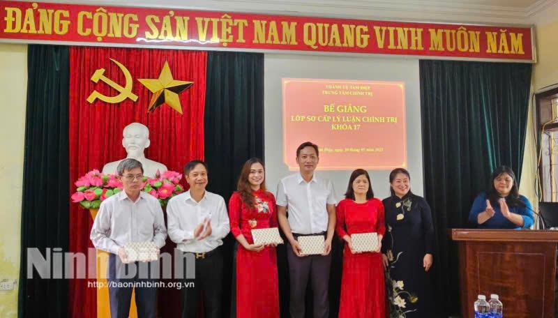 Lãnh đạo Thành ủy Tam Điệp trao Bằng tốt nghiệp lớp Sơ cấp lý luận chính trị cho các học viên tiêu biểu.