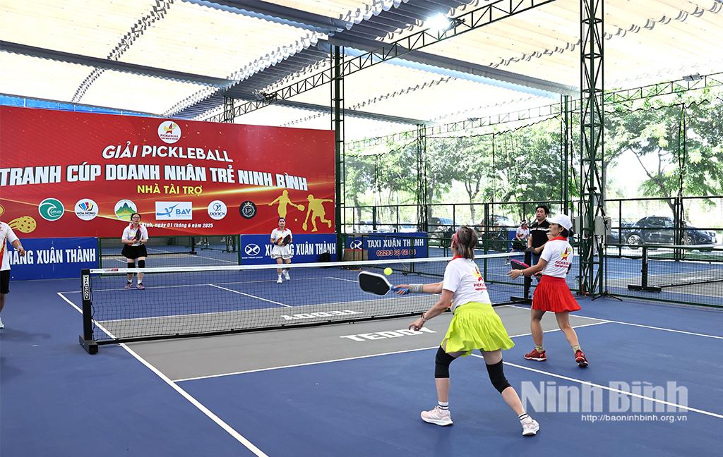 Một trận đấu trong khuôn khổ giải.