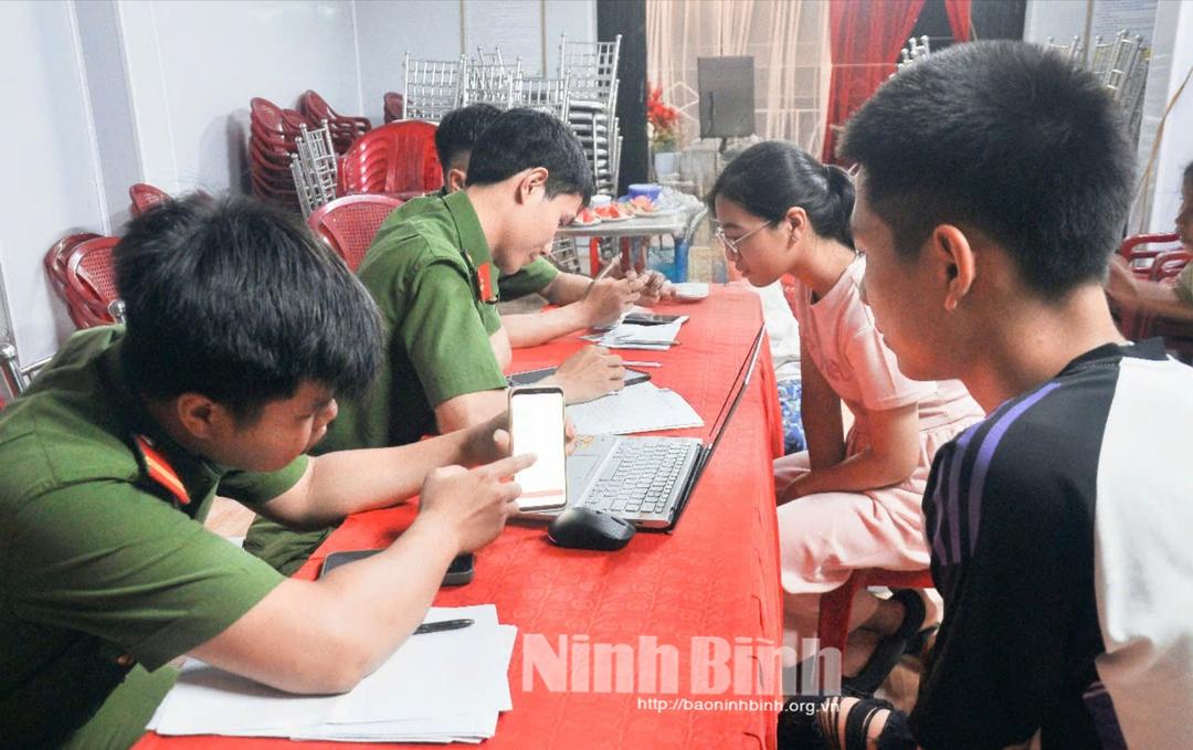 Với sự trợ giúp của lực lượng Công an, nhiều người dân Ninh Bình đã tham gia góp ý góp ý vào dự thảo Nghị quyết trên ứng dụng VneID.