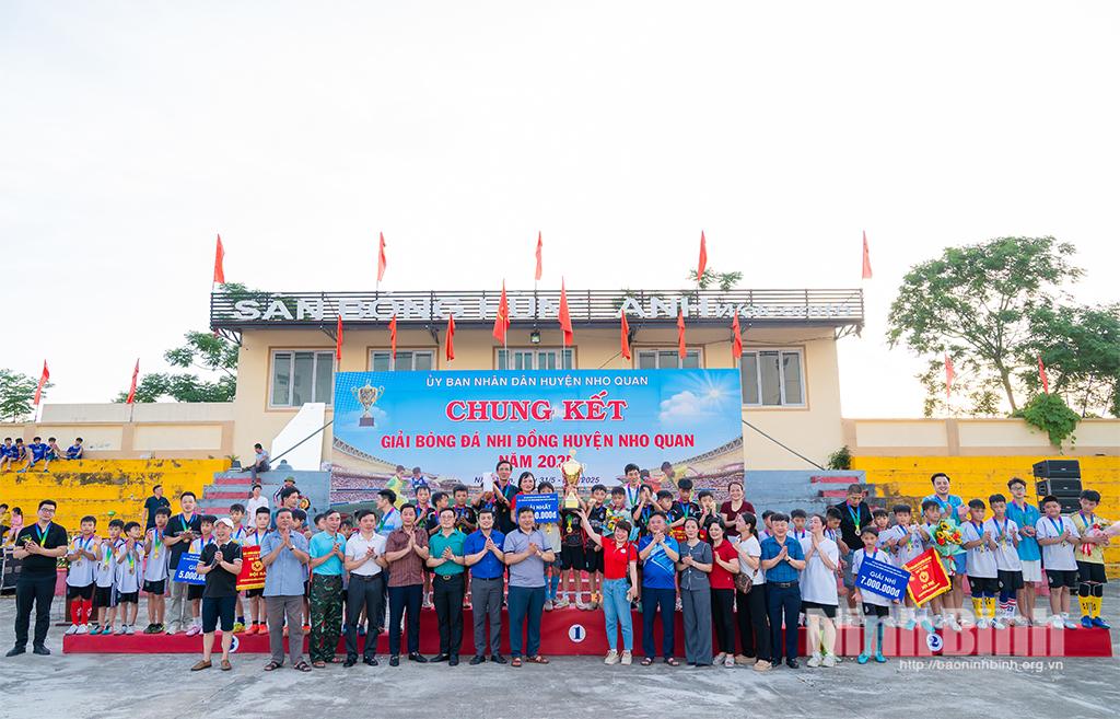 Ban Tổ chức trao giải cho các đội đoạt giải.