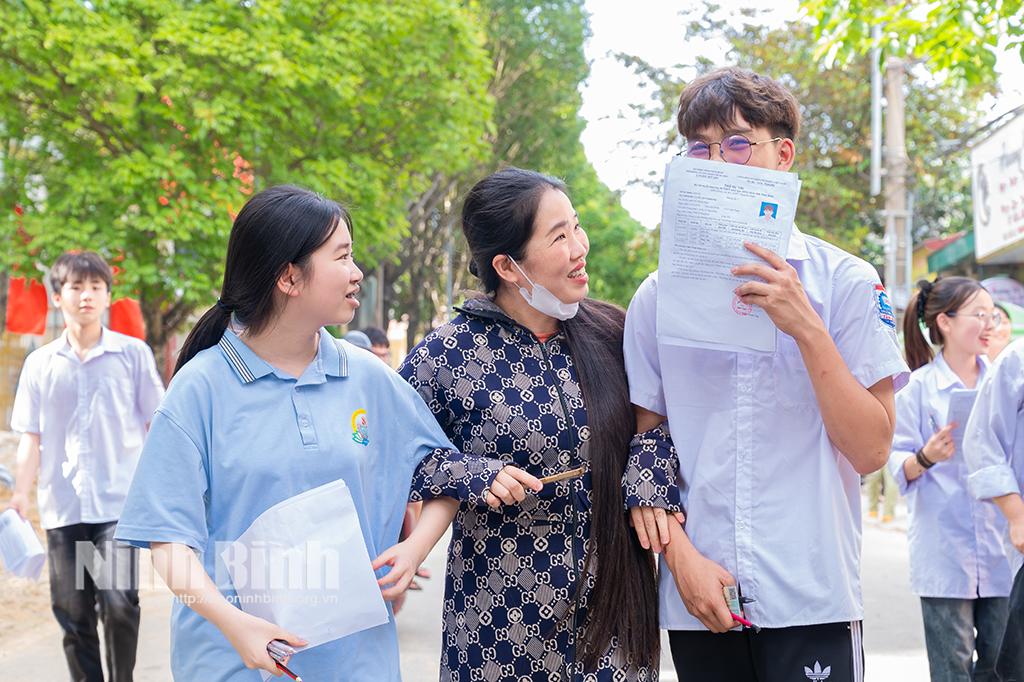 Thí sinh tại điểm thi Trường THPT Nguyễn Huệ ra về sau khi kết thúc môn thi tiếng Anh. Ảnh: Ngọc Linh