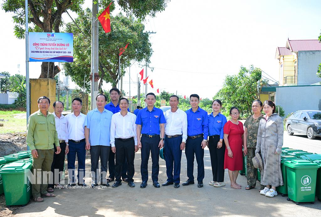 Các đại biểu và đoàn viên thanh niên dự lễ khánh thành công trình đường cờ Tổ quốc tại thôn 8, xã Đông Sơn (thành phố Tam Điệp).