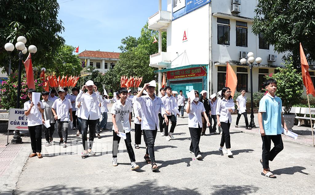 Các thí sinh tại điểm thi trường THPT Trần Hưng Đạo ra về sau môn thi ngữ văn buổi sáng ngày 2/6.