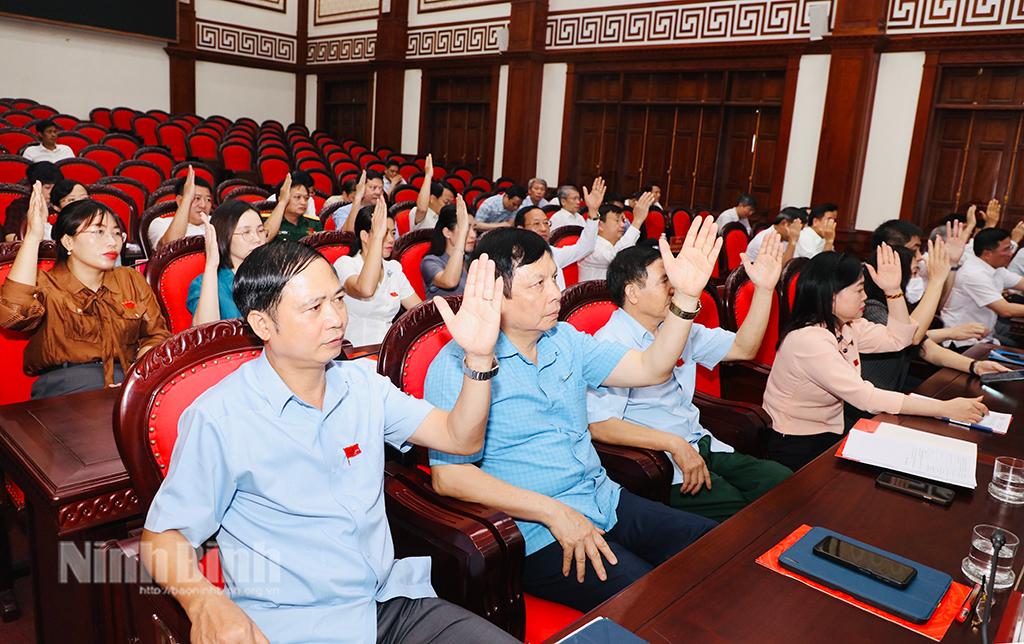 Các đại biểu HĐND tỉnh biểu quyết thông qua dự thảo Nghị quyết.