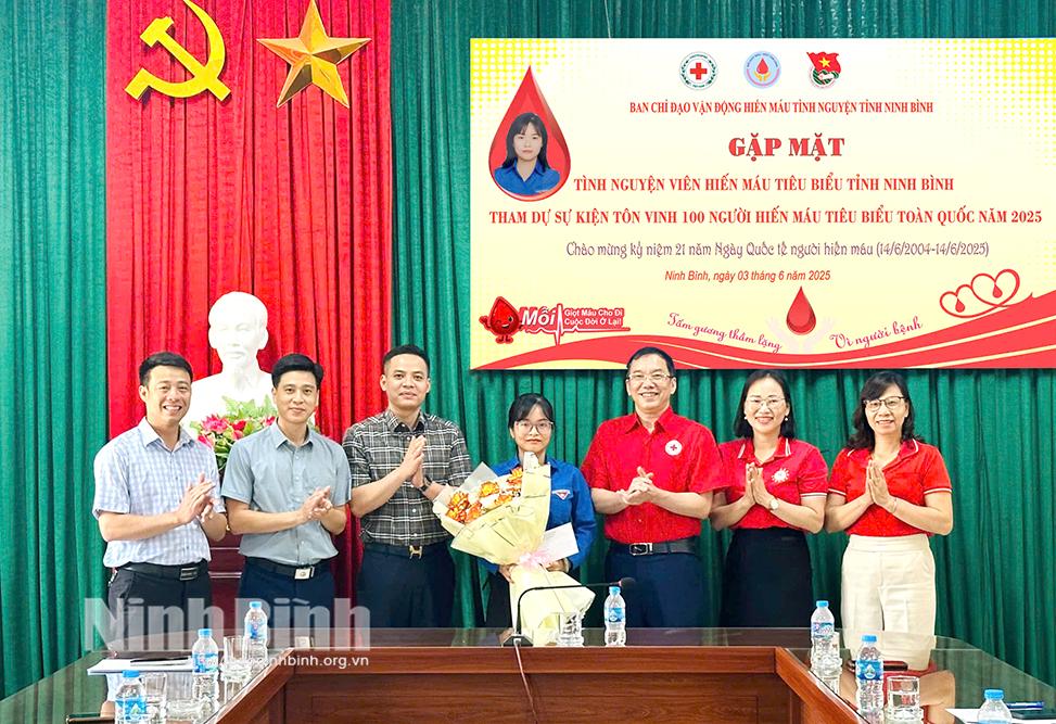 Lãnh đạo Hội Chữ thập đỏ tỉnh tặng hoa biểu dương tình nguyện viên hiến máu tiêu biểu của tỉnh.