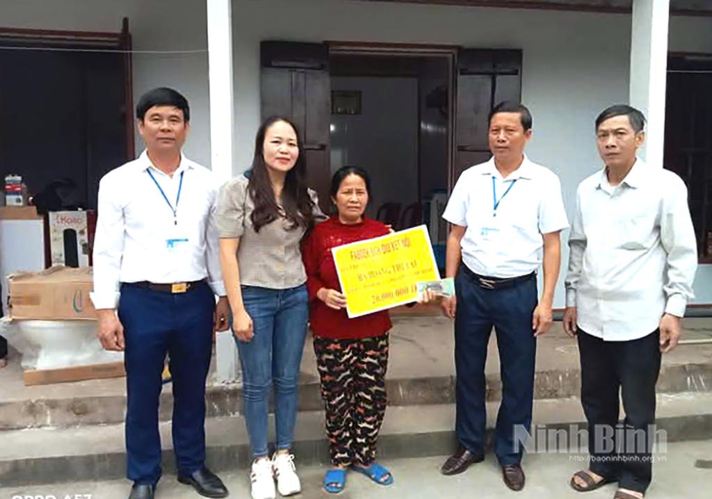 Cô giáo Trần Thị Bích Dịu (thứ hai từ trái qua) cùng đại diện chính quyền địa phương thăm hỏi, trao quà của các nhà hảo tâm cho một hộ nghèo tại huyện Kim Sơn.