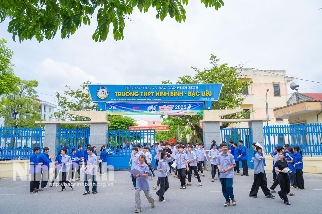 Thí sinh tại điểm thi Trường THPT Ninh Bình-Bạc Liêu hoàn thành bài thi môn Toán.