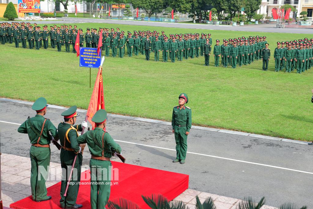 Chiến sỹ mới tuyên thệ dưới lá cờ Tổ quốc.