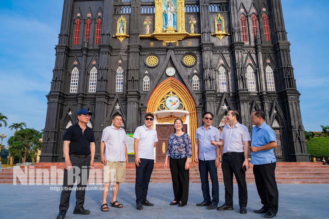 Đoàn khảo sát tham quan kiến trúc nhà thờ Hưng Nghĩa (xã Hải Hưng).