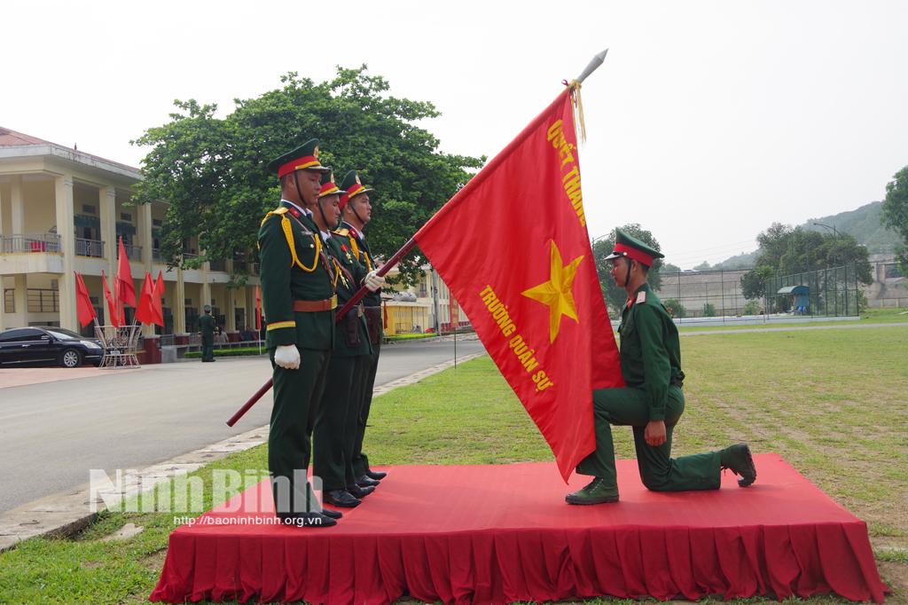 Đại diện chiến sĩ mới Trường Quân sự Quân đoàn 12 tuyên thệ dưới cờ.