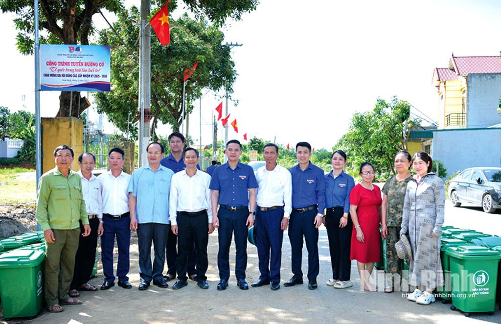 Các đại biểu và đoàn viên thanh niên dự lễ khánh thành công trình đường cờ Tổ quốc tại thôn 8, xã Đông Sơn (thành phố Tam Điệp). Ảnh: Trường Giang