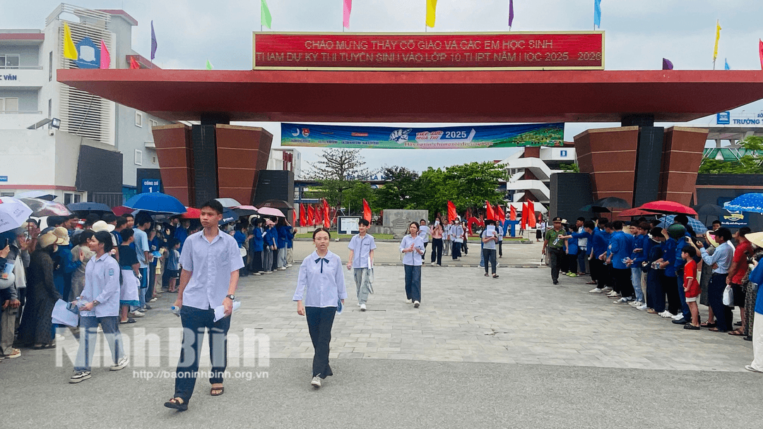 Thí sinh hoàn thành môn thi chuyên tại Hội đồng thi Trường THPT chuyên Lương Văn Tuỵ.