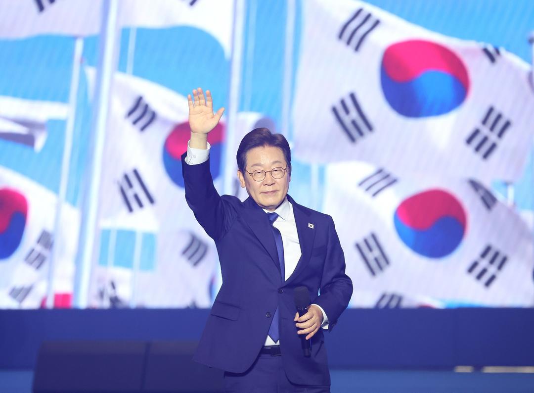 Ông Lee Jae-myung mừng chiến thắng sau khi đắc cử tổng thống Hàn Quốc, tại Seoul ngày 4/6/2025.