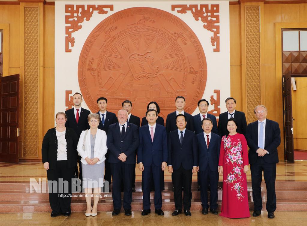 Các đồng chí lãnh đạo tỉnh chụp ảnh lưu niệm cùng Đoàn đại biểu Đảng Xã hội Hungary.