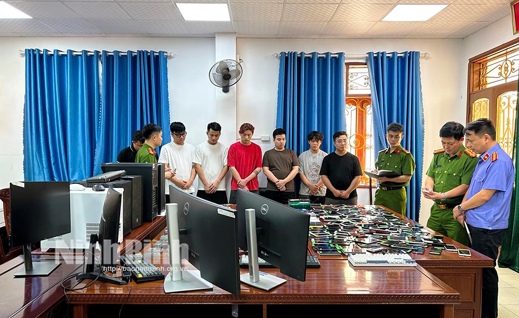 Các đối tượng cùng tang vật.