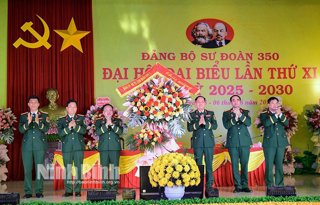 Thiếu tướng Nguyễn Đức Dũng, Phó Tư lệnh, Tham mưu trưởng Quân khu 3 tặng hoa chúc mừng Đại hội.